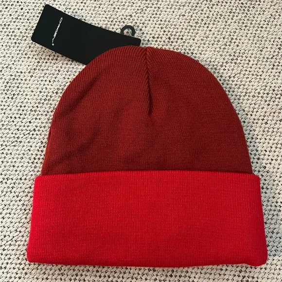NWT Oakley Performance Fit Men’s Stretch Logo Beanie! - Picture 2 of 5